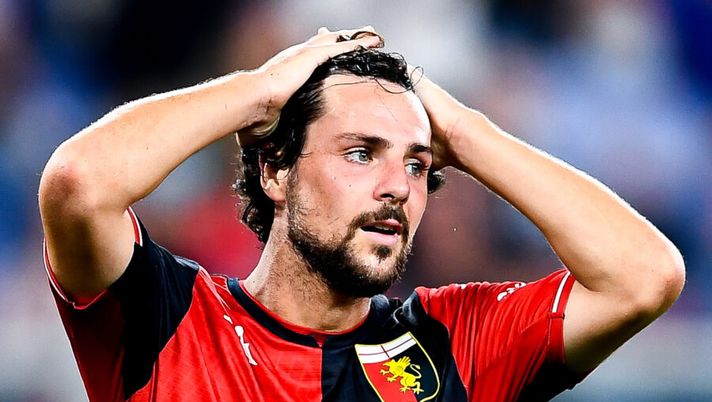 GENOA, ITALY - SEPTEMBER 25: Mattia Destro of Genoa reacts with disappointment during the Serie A match between Genoa CFC and Hellas Verona FC at Stadio Luigi Ferraris on September 25, 2021 in Genoa, Italy. (Photo by Getty Images) Secolo XIX: “Come cambia la formazione del Genoa, tra Ekuban e Destro…” - immagine 1