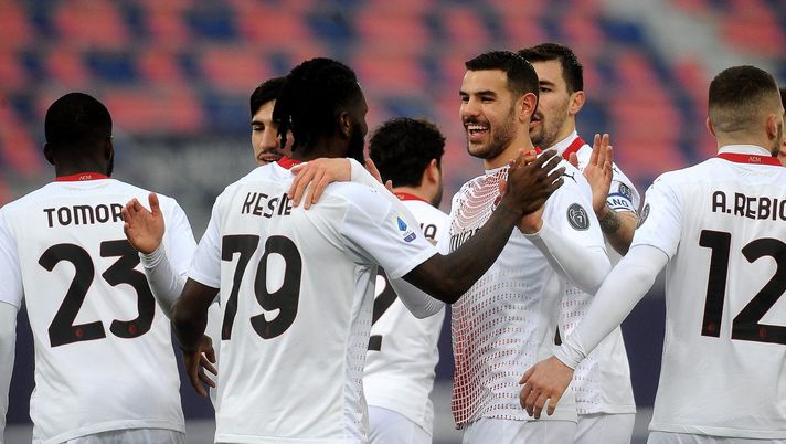 Franck Kessié dell'AC Milan esulta con il resto della squadra dopo il gol al bologna (Getty Images) 
