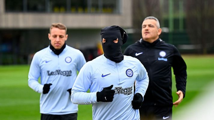 Kanye West mania all’Inter: dopo la Champions Dimarco si presenta ad Appiano in passamontagna- immagine 2