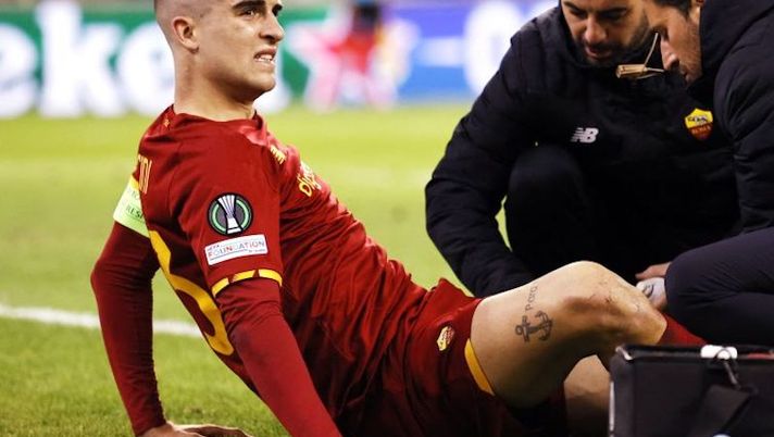 AS Roma's Gianluca Mancini (L) receives medical treatment during the Conference League match between Vitesse and AS Roma at the Gelredome in Arnhem, on March 10, 2022. - - Netherlands OUT (Photo by MAURICE VAN STEEN / ANP / AFP) / Netherlands OUT (Photo by MAURICE VAN STEEN/ANP/AFP via Getty Images) NEWS – Stop Mancini! Osimhen, Correa, Bonucci, Luis Alberto, Damsgaard, Zapata: le novità - immagine 1