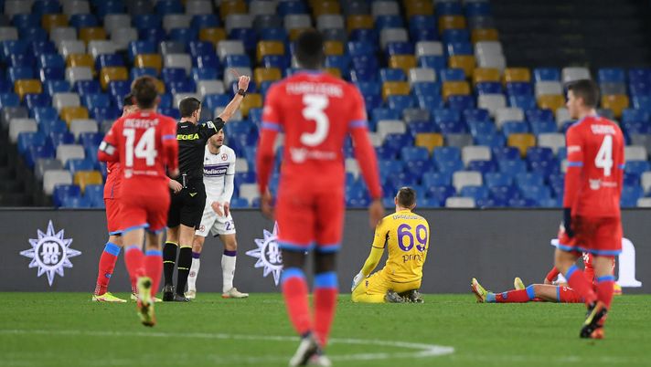 NAPLES, ITALY - JANUARY 13: Bartlomiej Dragowski of ACF Fiorentina is shown a red cardduring the Coppa Italia match between SSC Napoli and ACF Fiorentina at Stadio Diego Armando Maradona on January 13, 2022 in Naples, Italy. (Photo by Francesco Pecoraro/Getty Images) Vedi (il) Napoli e poi…perdi il posto: il destino di Dragowski- immagine 2