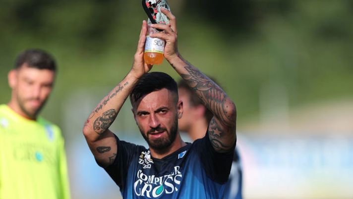 LAMPORECCHIO, ITALY - JULY 14: Francesco Caputo greet the fans during the pre-season frienldy match between Empoli FC and ASD Lampo 1919 on July 14, 2018 in Lamporecchio, Italy. (Photo by Gabriele Maltinti/Getty Images) Caputo a Empoli per le visite mediche. Percorso inverso per Lammers con la Samp - immagine 1