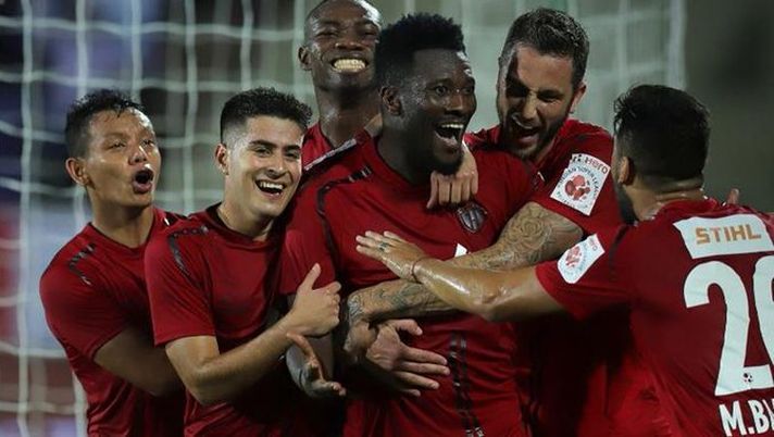 Asamoah Gyan festeggiato dai compagni Asamoah Gyan festeggiato dai compagni