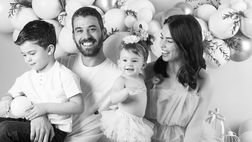 Scatto di famiglia per Spinazzola e Miriam: la coppia posa con i figli