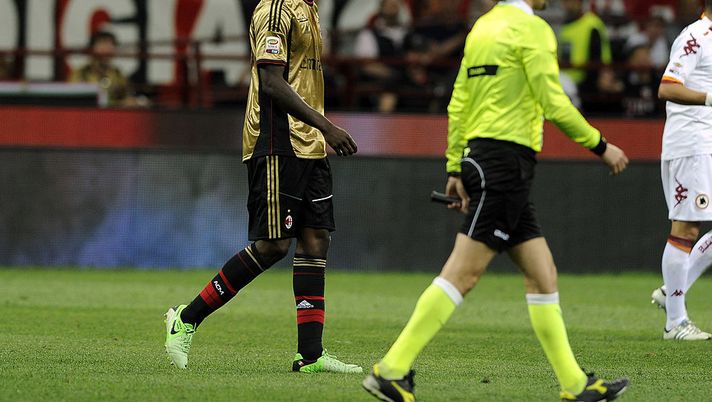 MILAN, ITALY - MAY 12: Mario Balotelli of AC Milan looks towards AS Roma fans during the Serie A match between AC Milan and AS Roma at San Siro Stadium on May 12, 2013 in Milan, Italy. (Photo by Claudio Villa/Getty Images) MILAN, ITALY - MAY 12: Mario Balotelli of AC Milan looks towards AS Roma fans during the Serie A match between AC Milan and AS Roma at San Siro Stadium on May 12, 2013 in Milan, Italy. (Photo by Claudio Villa/Getty Images)