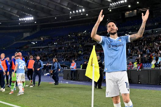 ROME, ITALY - MAY 07: Luis Alberto of SS Lazio celebrates a second goal with his team mates during the Serie A match between SS Lazio and UC Sampdoria at Stadio Olimpico on May 07, 2022 in Rome, Italy. (Photo by Marco Rosi - SS Lazio/Getty Images) Lazio, giallo Luis Alberto: lo spagnolo non si allena e il mercato si avvicina- immagine 2