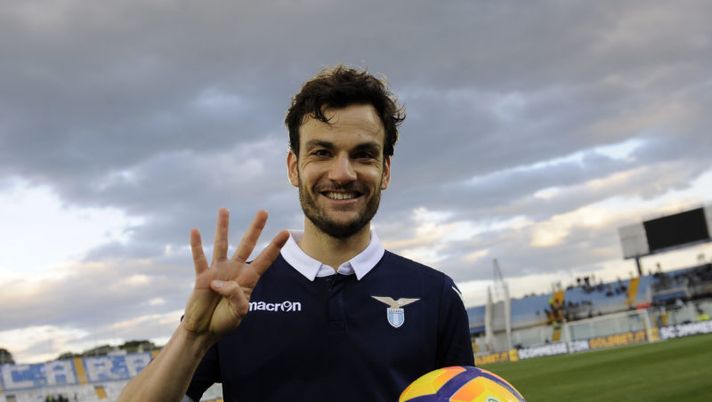 PESCARA, PESCARA - FEBRUARY 05: Marco Parolo of SS Lazio celebrates a after match the Serie A match between Pescara Calcio and SS Lazio at Adriatico Stadium on February 5, 2017 in Pescara, Italy. (Photo by Marco Rosi/Getty Images) Il pagellista Gazzetta: “Ecco perché solo 8 a Parolo! Sarebbe stato un errore, Mertens…” - immagine 1