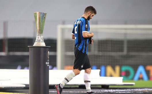 Roberto Gagliardini non guarda il trofeo Roberto Gagliardini non guarda il trofeo
