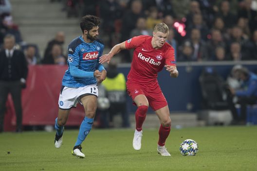 (L) and Erling Haland of FC Salzburg (R) during the champions league group E match between FC Salzburg and SSC Napoli at Salzburg Stadion on October 23, 2019 in Salzburg, Austria. (Photo by Andreas Schaad/Bongarts/Getty Images) (L) and Erling Haland of FC Salzburg (R) during the champions league group E match between FC Salzburg and SSC Napoli at Salzburg Stadion on October 23, 2019 in Salzburg, Austria. (Photo by Andreas Schaad/Bongarts/Getty Images)