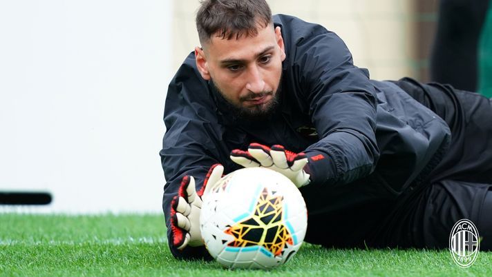 Gianluigi 'Gigio' Donnarumma in allenamento con il Milan a Milanello (credits: acmilan.com) Gianluigi 'Gigio' Donnarumma in allenamento con il Milan a Milanello (credits: acmilan.com)