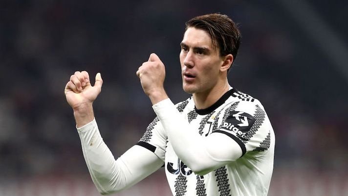 MILAN, ITALY - OCTOBER 08: Dusan Vlahovic of Juventus reacts as they gesture to the Referee during the Serie A match between AC Milan and Juventus at Stadio Giuseppe Meazza on October 08, 2022 in Milan, Italy. (Photo by Marco Luzzani/Getty Images) Vlahovic: “Niente paura di qualche punto in meno in classifica. Ci rialzeremo più forti, siamo la Juve” - immagine 1