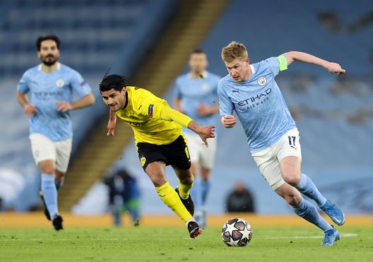 MANCHESTER, ENGLAND - APRIL 06: Kevin De Bruyne of Manchester City battles for possession with Mahmoud Dahoud of Borussia Dortmund during the UEFA Champions League Quarter Final match between Manchester City and Borussia Dortmund at Etihad Stadium on April 06, 2021 in Manchester, England. Sporting stadiums around the UK remain under strict restrictions due to the Coronavirus Pandemic as Government social distancing laws prohibit fans inside venues resulting in games being played behind closed doors. (Photo by Clive Brunskill/Getty Images) De Bruyne: “Capisco Sterling, anche io ho bisogno di giocare. Pallone d’oro a Lewandowski”- immagine 2