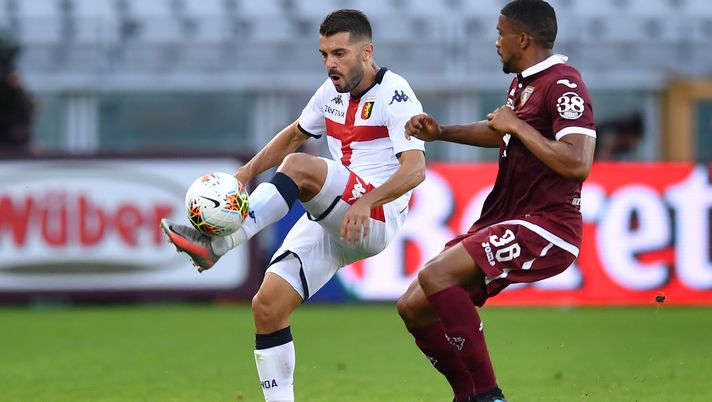 TURIN, ITALY - JULY 16:  Iago Falque (L) of Genoa CFC is challenged by Gleison Bremer (L) of Torino FC during the Serie A match between Torino FC and  Genoa CFC at Stadio Olimpico di Torino on July 16, 2020 in Turin, Italy.  (Photo by Valerio Pennicino/Getty Images)