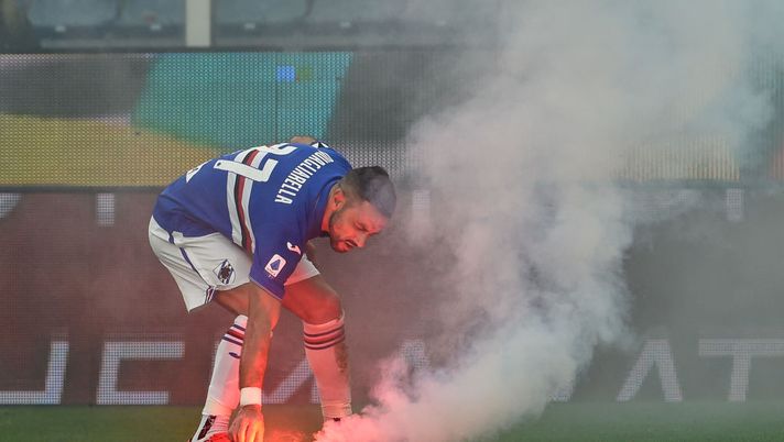 GENOA, ITALY - FEBRUARY 16: Fabio Quagliarella of UC Sampdoria clears a flare from the pitch during the Serie A match between UC Sampdoria and ACF Fiorentina at Stadio Luigi Ferraris on February 16, 2020 in Genoa, Italy. (Photo by Paolo Rattini/Getty Images) GENOA, ITALY - FEBRUARY 16: Fabio Quagliarella of UC Sampdoria clears a flare from the pitch during the Serie A match between UC Sampdoria and ACF Fiorentina at Stadio Luigi Ferraris on February 16, 2020 in Genoa, Italy. (Photo by Paolo Rattini/Getty Images)