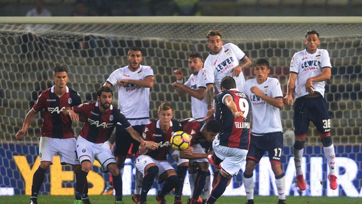 BOLOGNA, ITALY - NOVEMBER 04: Simone Verdi of Bologna FC kicks a free kick towards the goal during the Serie A match between Bologna FC and FC Crotone at Stadio Renato Dall'Ara on November 4, 2017 in Bologna, Italy.  (Photo by Mario Carlini / Iguana Press/Getty Images) 