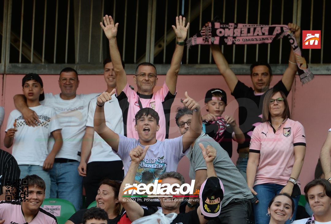 Fototifo, i tifosi allo stadio per Palermo-Feralpisaló 1-0 (gallery) - immagine 78