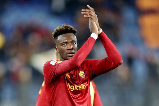 ROME, ITALY - JANUARY 12: Tammy Abraham of AS Roma applauds fans following the Coppa Italia Round of 16 match between AS Roma and Genoa CFC at Stadio Olimpico on January 12, 2023 in Rome, Italy. (Photo by Paolo Bruno/Getty Images) Roma, Abraham mette nel mirino la Fiorentina: il digiuno è da record- immagine 2