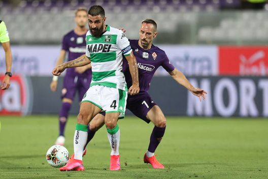 FLORENCE, ITALY - JULY 01: Erick Ribery of ACF Fiorentina battles for the ball with Francesco Magnanelli of US Sassuolo during the Serie A match between ACF Fiorentina and US Sassuolo at Stadio Artemio Franchi on July 1, 2020 in Florence, Italy. (Photo by Gabriele Maltinti/Getty Images) FLORENCE, ITALY - JULY 01: Erick Ribery of ACF Fiorentina battles for the ball with Francesco Magnanelli of US Sassuolo during the Serie A match between ACF Fiorentina and US Sassuolo at Stadio Artemio Franchi on July 1, 2020 in Florence, Italy. (Photo by Gabriele Maltinti/Getty Images)