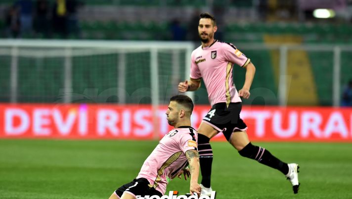 PALERMO, ITALY - MARCH 02: Aleksandar Trajkovski of Palermo celebrates after scoring the opening goal during the Serie B match between US Citta di Palermo and Lecceat Stadio Renzo Barbera on March 02, 2019 in Palermo, Italy. (Photo by Tullio M. Puglia/Getty Images) 