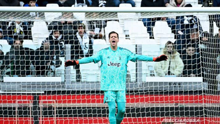 TURIN, ITALY - JANUARY 29: Juventus goalkeeper Wojciech Szczesny shouts to teammates during the Serie A match between Juventus and AC Monza at Allianz Stadium on January 29, 2023 in Turin, Italy. (Photo by Daniele Badolato - Juventus FC/Juventus FC via Getty Images) Dolore al petto per Szczesny in Juve-Sporting: il portiere esce dal campo in lacrime - immagine 1