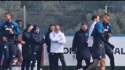 Calzona e Sinatti osservano gli esercizi di attivazione del gruppo