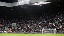 Newcastle, la maglia fra i tifosi dopo la vittoria: ma cercano di strapparla al ragazzino…