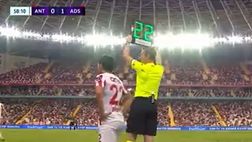 VIDEO/ Debutta e 20 secondi dopo viene espulso: la madre si dispera in tribuna