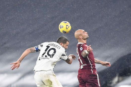 TURIN, ITALY - DECEMBER 05: Leonardo Bonucci of Juventus jumps for the ball against Simone Zaza of Torino FC during the Serie A match between Juventus and Torino FC at Allianz Stadium on December 05, 2020 in Turin, Italy. (Photo by Daniele Badolato - Juventus FC/Juventus FC via Getty Images) TURIN, ITALY - DECEMBER 05: Leonardo Bonucci of Juventus jumps for the ball against Simone Zaza of Torino FC during the Serie A match between Juventus and Torino FC at Allianz Stadium on December 05, 2020 in Turin, Italy. (Photo by Daniele Badolato - Juventus FC/Juventus FC via Getty Images)