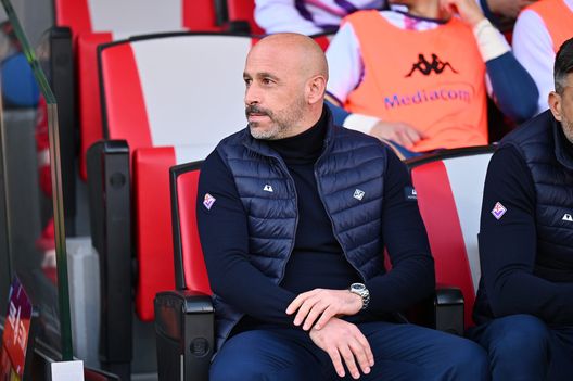 CREMONA, ITALY - MARCH 12: Coach Vincenzo Italiano af ACF Fiorentina reacts before the Serie A match between US Cremonese and ACF Fiorentina at Stadio Giovanni Zini on March 12, 2023 in Cremona, Italy. (Photo by Marco M. Mantovani/Getty Images) Monti: “Sbagliare giovedì sarebbe una follia. Sempre creduto in Italiano”- immagine 2