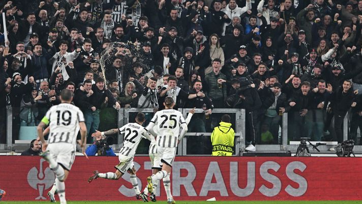 TURIN, ITALY - MARCH 09: Angel Di Maria of Juventus celebrates after scoring his team's first goal during the UEFA Europa League round of 16 leg one match between Juventus and Sport-Club Freiburg at Allianz Stadium on March 09, 2023 in Turin, Italy. (Photo by Chris Ricco - Juventus FC/Juventus FC via Getty Images) Coppe europee: solito “corto muso” della Juve, salvata dal VAR. Fiorentina ok - immagine 1
