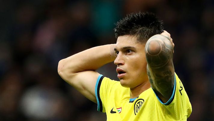 MILAN, ITALY - MAY 13: Joaquin Correa of FC Internazionale reacts during the Serie A match between FC Internazionale and US Sassuolo at Stadio Giuseppe Meazza on May 13, 2023 in Milan, Italy. (Photo by Marco Luzzani/Getty Images) Inter, infortunio Correa: le sue condizioni e cosa filtra verso il derby in Champions - immagine 1