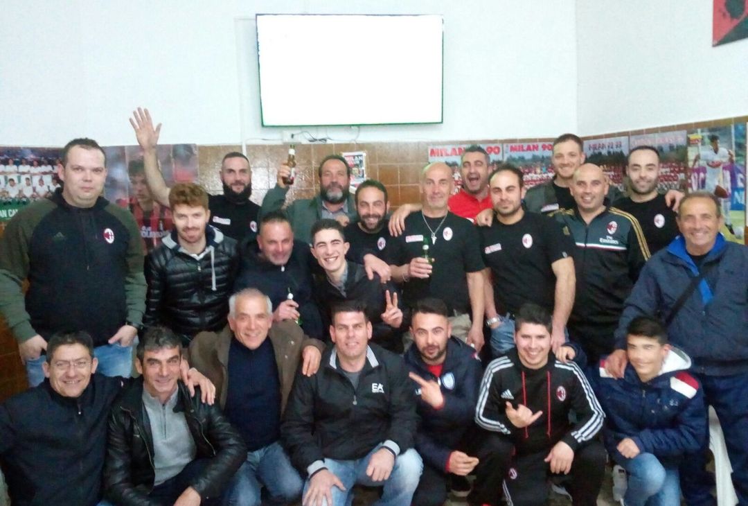  Milan Club Gesturi in sede 