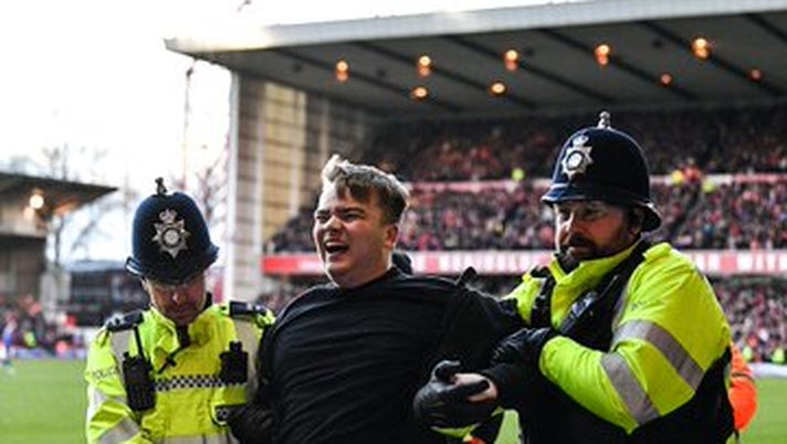 Il Leicester perde in FA Cup, un fan delle Foxes entra in campo e sferra pugni agli avversari - immagine 1
