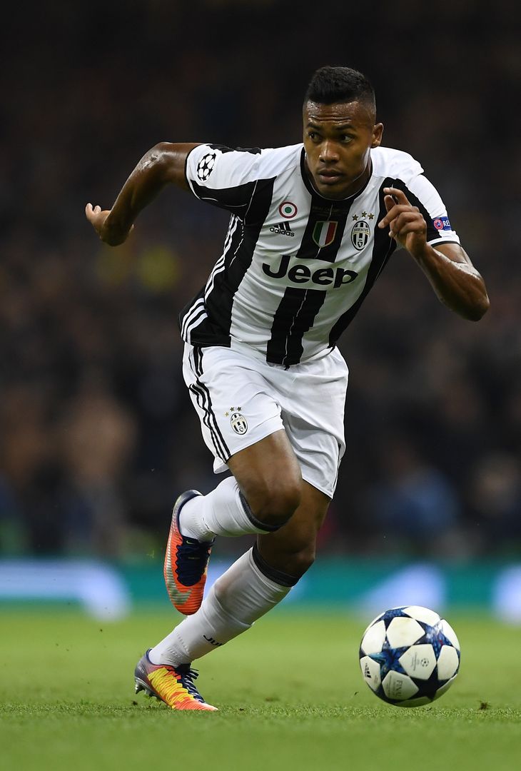  CARDIFF, WALES - JUNE 03:  Alex Sandro of Juventus in action during the UEFA Champions League Final between Juventus and Real Madrid at National Stadium of Wales on June 3, 2017 in Cardiff, Wales.  (Photo by Laurence Griffiths/Getty Images) 
