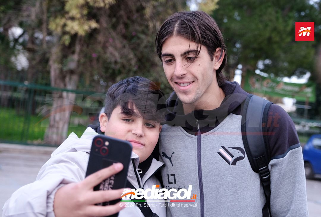 FOTO PALERMO: il Palermo si raduna al parcheggio dell’Ippodromo (GALLERY) - immagine 6