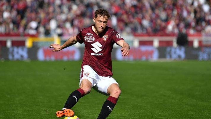 TURIN, ITALY - FEBRUARY 27: Mergim Vojvoda of Torino FC in action during the Serie A match between Torino FC and Cagliari Calcio at Stadio Olimpico di Torino on February 27, 2022 in Turin, Italy. (Photo by Valerio Pennicino/Getty Images) NEWS – I tempi per Karsdorp e Vojvoda! Verdi, Vlahovic, Bonucci, Calhanoglu, Gollini, Banda… - immagine 1