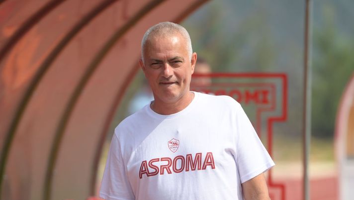 ALBUFEIRA, PORTUGAL - JULY 13: AS Roma coach Josè Mourinho during the friendly match between AS Roma and Sunderland at Albufeira Muncipal Stadium on July 13, 2022 in Albufeira, Portugal. (Photo by Fabio Rossi/AS Roma via Getty Images) ‘RADIO PENSIERI’, TORRI: “Mourinho ha fatto capire a Zaniolo la sua importanza” - immagine 1
