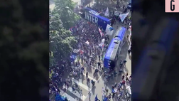 VIDEO Inter-Sampdoria, “Chi non salta rossonero è”: i tifosi nerazzurri scortano il pullman della squadra