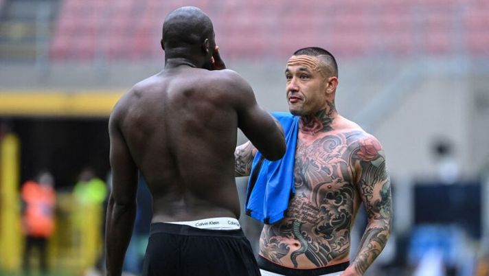 Cagliari's Belgian midfielder Radja Nainggolan speaks with Inter Milan's Belgian forward Romelu Lukaku at the end of the Italian Serie A football match Inter Milan vs Cagliari on April 11, 2021 at the San Siro stadium in Milan. (Photo by Alberto PIZZOLI / AFP) (Photo by ALBERTO PIZZOLI/AFP via Getty Images) Inter, D’Ambrosio ancora ai box e si ferma Nainggolan: sono tre gli indisponibili - immagine 1