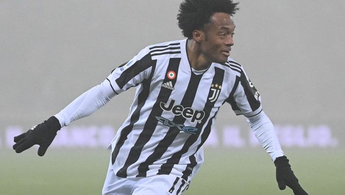 Juventus' Colombian midfielder Juan Cuadrado celebrates after scoring a goal during the Italian Serie A football match Bologna vs Juventus at Renato Dall'Ara stadium in Bologna on December 18, 2021. (Photo by Vincenzo PINTO / AFP) (Photo by VINCENZO PINTO/AFP via Getty Images) Cuadrado, rinnovo automatico già scattato ma non basta: cosa sta succedendo - immagine 1