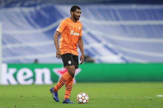 MADRID, SPAIN - NOVEMBER 03: Marlon of FC Shakhtar Donetsk controls the ball during the UEFA Champions League group D match between Real Madrid and Shakhtar Donetsk at Estadio Santiago Bernabeu on November 03, 2021 in Madrid, Spain. (Photo by Gonzalo Arroyo Moreno/Getty Images) Marlon, non solo il Monza: un’altra italiana ostacola la Fiorentina?- immagine 2