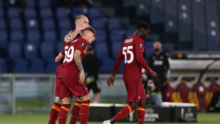 ROME, ITALY - MAY 06: Nicola Zalewski of A.S Roma celebrates with team mate Rick Karsdorp after their side's third goal, an own goal scored by Alex Telles (Not pictured) of Manchester United during the UEFA Europa League Semi-final Second Leg match between AS Roma and Manchester United at Stadio Olimpico on May 06, 2021 in Rome, Italy. Sporting stadiums around Europe remain under strict restrictions due to the Coronavirus Pandemic as Government social distancing laws prohibit fans inside venues resulting in games being played behind closed doors. (Photo by Paolo Bruno/Getty Images) ROME, ITALY - MAY 06: Nicola Zalewski of A.S Roma celebrates with team mate Rick Karsdorp after their side's third goal, an own goal scored by Alex Telles (Not pictured) of Manchester United during the UEFA Europa League Semi-final Second Leg match between AS Roma and Manchester United at Stadio Olimpico on May 06, 2021 in Rome, Italy. Sporting stadiums around Europe remain under strict restrictions due to the Coronavirus Pandemic as Government social distancing laws prohibit fans inside venues resulting in games being played behind closed doors. (Photo by Paolo Bruno/Getty Images)
