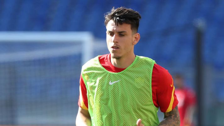 ROME, ITALY - MAY 09: Roger Ibanez and Bryan Reynolds of A.S Roma wars up ahead of the Serie A match between AS Roma and FC Crotone at Stadio Olimpico on May 09, 2021 in Rome, Italy. Sporting stadiums around Italy remain under strict restrictions due to the Coronavirus Pandemic as Government social distancing laws prohibit fans inside venues resulting in games being played behind closed doors. (Photo by Paolo Bruno/Getty Images) Roma, la formazione ufficiale per l’Europa League: Ibanez in tribuna, il motivo! Pellegrini c’è - immagine 1