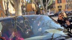 VIDEO / Ilary Blasi e Totti arrivano in tribunale per l’udienza su borse e Rolex