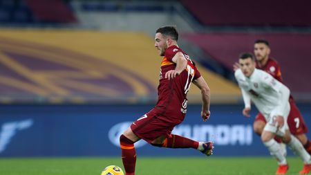 ROME, ITALY - DECEMBER 17: Jordan Veretout of Roma scores their sides second goal from the penalty spot during the Serie A match between AS Roma and Torino FC at Stadio Olimpico on December 17, 2020 in Rome, Italy. The match will be played without fans, behind closed doors as a Covid-19 precaution. (Photo by Paolo Bruno/Getty Images)