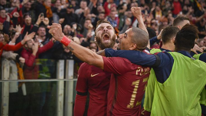ROME, ITALY - DECEMBER 04: Daniele De Rossi and Bruno Peres celebrate after a goal scored by Radja Nainggolan during the Serie A match between SS Lazio and AS Roma at Stadio Olimpico on December 4, 2016 in Rome, Italy.  (Photo by Luciano Rossi/AS Roma via Getty Images) 