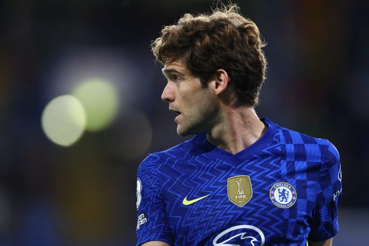 LONDON, ENGLAND - MAY 19: Marcos Alonso of Chelsea during the Premier League match between Chelsea and Leicester City at Stamford Bridge on May 19, 2022 in London, England. (Photo by Clive Rose/Getty Images) Il Barcellona ancora nei guai: stavolta è l’ex viola Alonso la causa- immagine 2