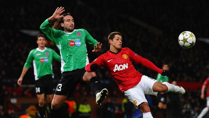 MANCHESTER, ENGLAND - DECEMER 05: Javier Hernandez of Manchester United competes with Felice Piccolo of CFR 1907 Cluj during the UEFA Champions League Group H match between Manchester United and CFR 1907 Cluj at Old Trafford on December 5, 2012 in Manchester, England. (Photo by Laurence Griffiths/Getty Images) Chicharito Hernandez si offre allo United: “Se mi chiamassero, giocherei anche gratis!” - immagine 1