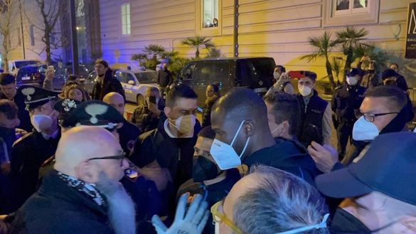 FOTO Napoli in ritiro in hotel, Insigne e Koulibaly incontrano i tifosi in delirio- immagine 2