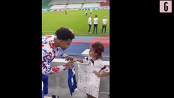 Mondiali, McKennie esaudisce un sogno di una piccola tifosa | VIDEO